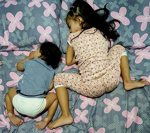 Các kiểu ngủ của lũ trẻ khiến cha mẹ tự hỏi: Sao lại nằm được vậy?-5