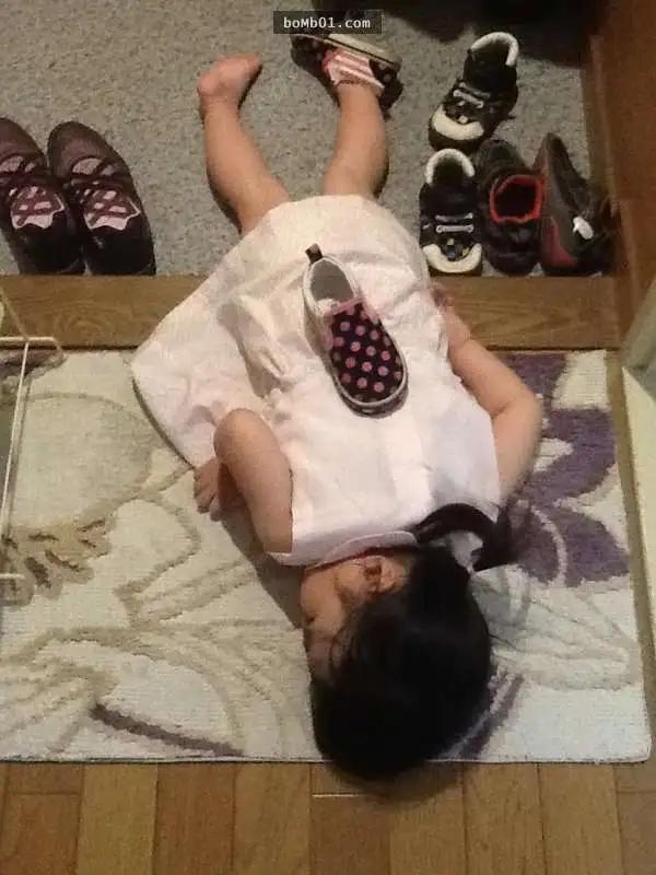 Các kiểu ngủ của lũ trẻ khiến cha mẹ tự hỏi: Sao lại nằm được vậy?-7