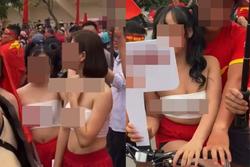 Dàn gái đẹp khoe 'bòng bưởi' xuống đường cổ vũ U23 Việt Nam
