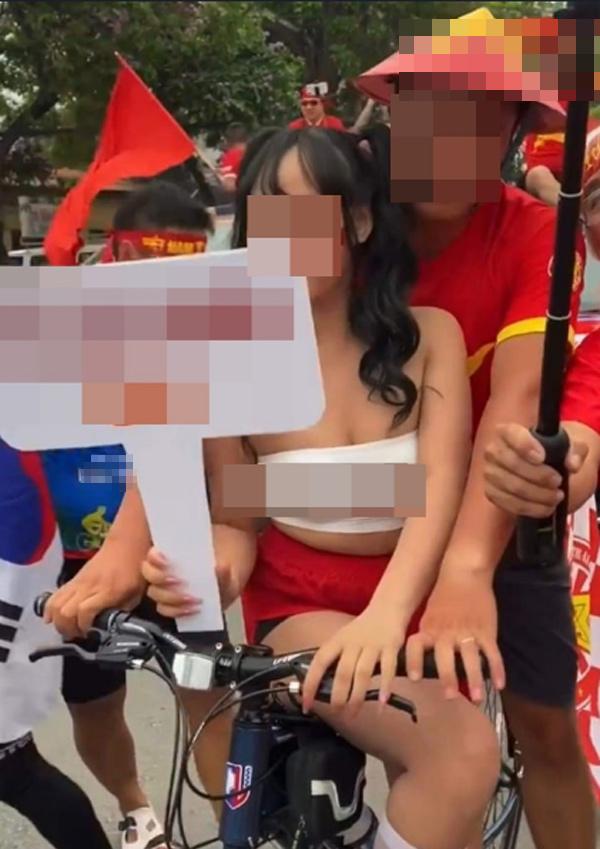 Dàn gái đẹp khoe bòng bưởi xuống đường cổ vũ U23 Việt Nam-2