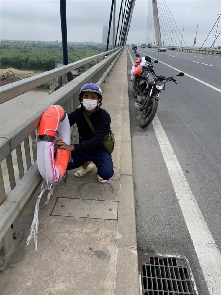 Lifebuoys on 3 bridges in Hanoi were temporarily seized-1