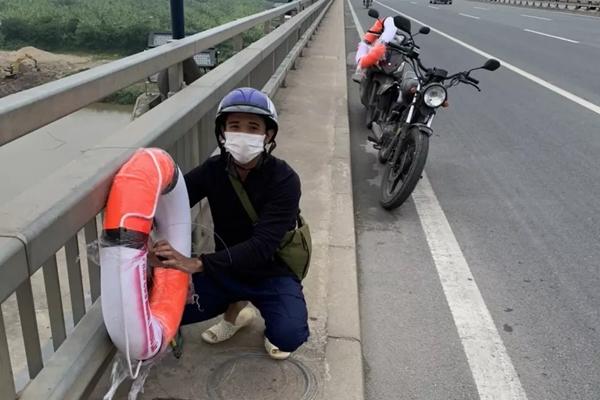 Lifebuoys on 3 bridges in Hanoi were temporarily seized