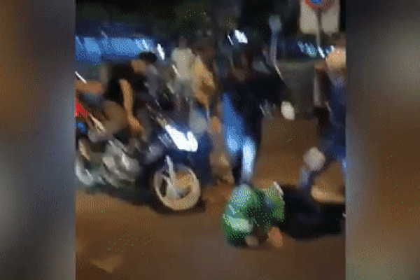 Clip: Grab driver in Ho Chi Minh City was brutally beaten by 2 young people