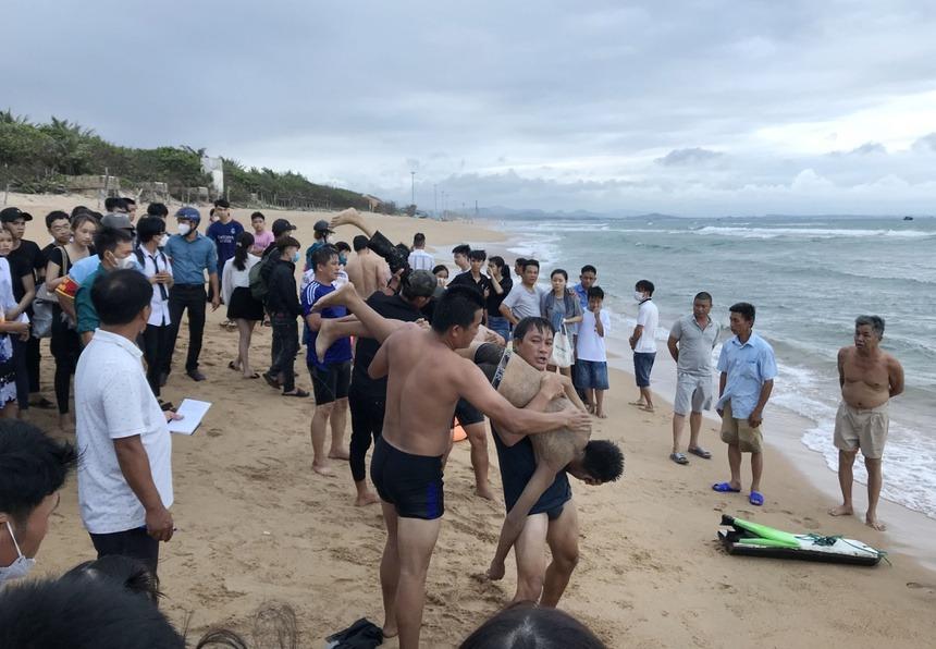 5 người bị sóng biển cuốn trôi, 2 nạn nhân thiệt mạng-1