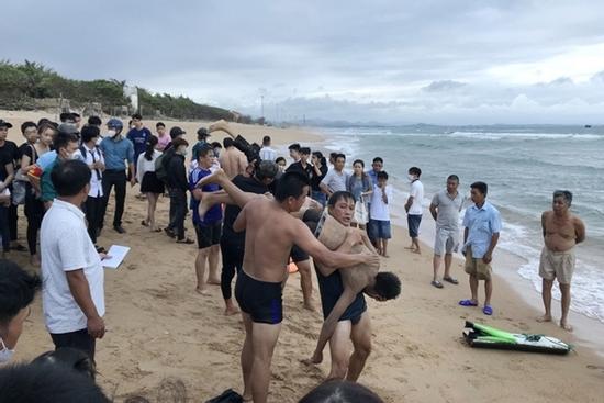 5 người bị sóng biển cuốn trôi, 2 nạn nhân thiệt mạng