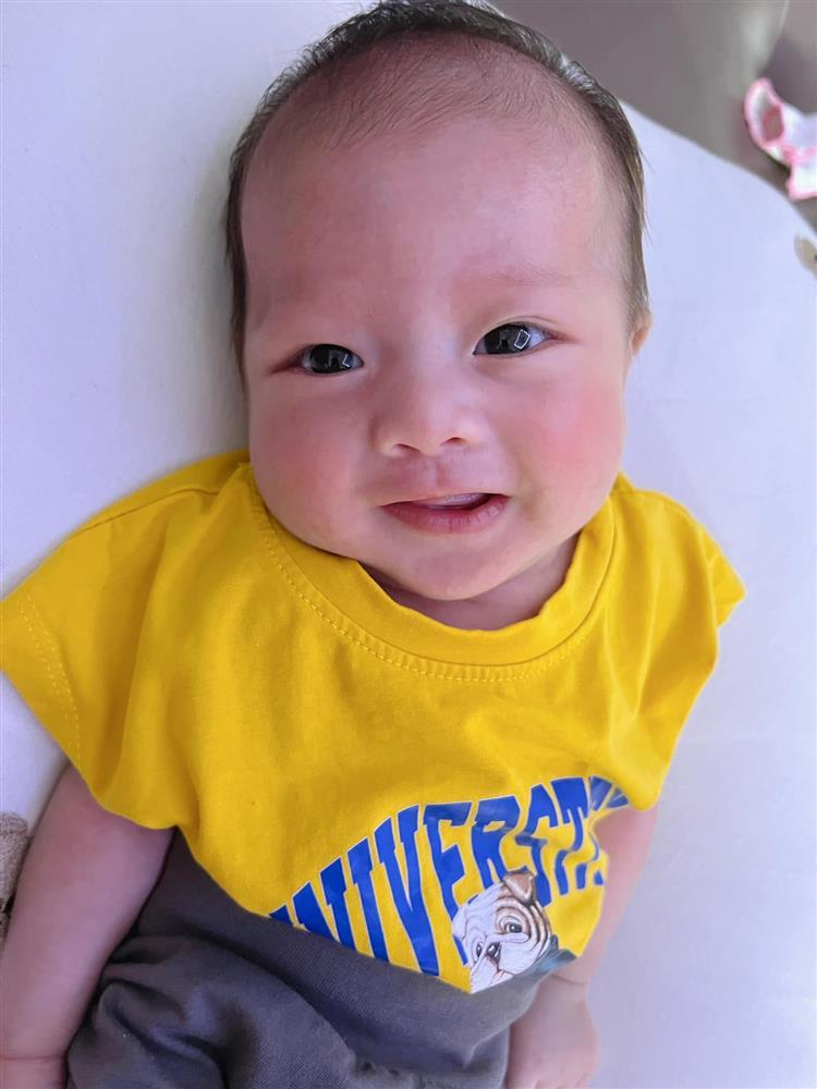 Biểu cảm cưng xỉu con trai hơn 1 tháng tuổi của Phan Văn Đức-2