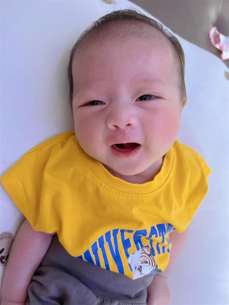 Phan Van Duc's 1 month old son's expression of love and fainting - 4
