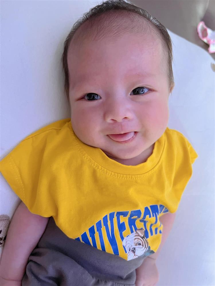 Biểu cảm cưng xỉu con trai hơn 1 tháng tuổi của Phan Văn Đức-3