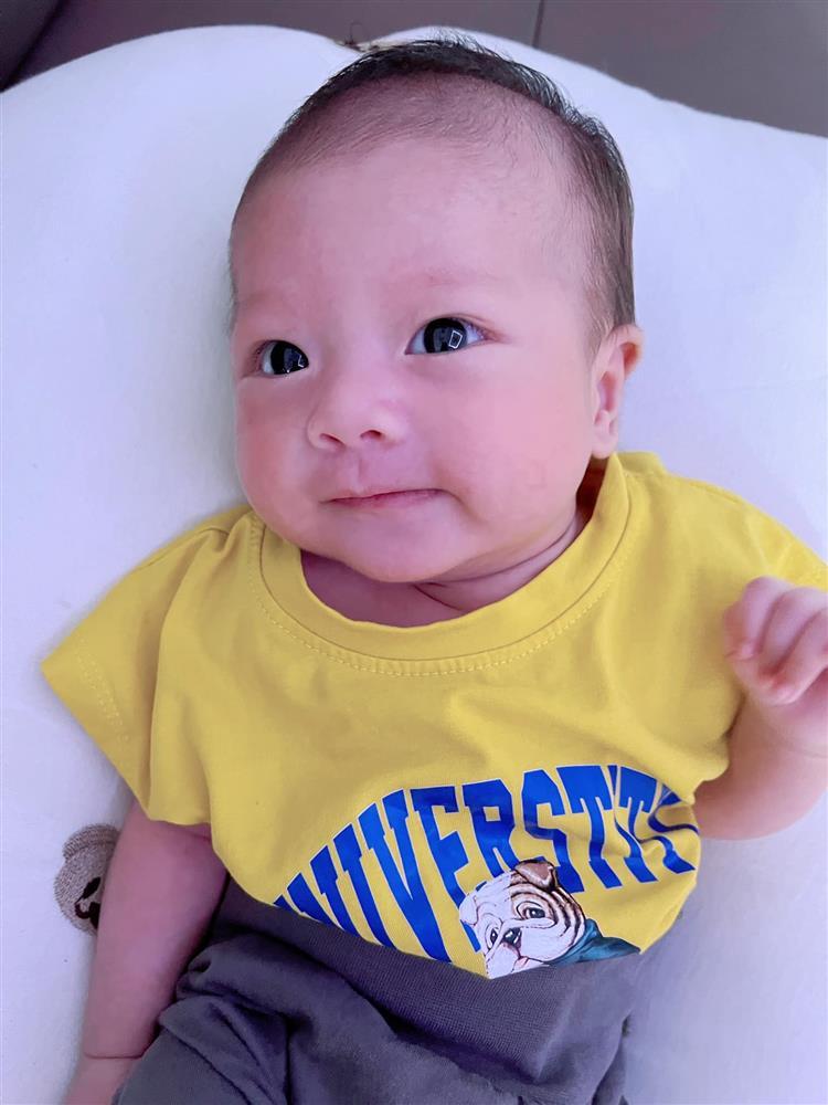 Phan Van Duc's 1-month-old son's pet expression