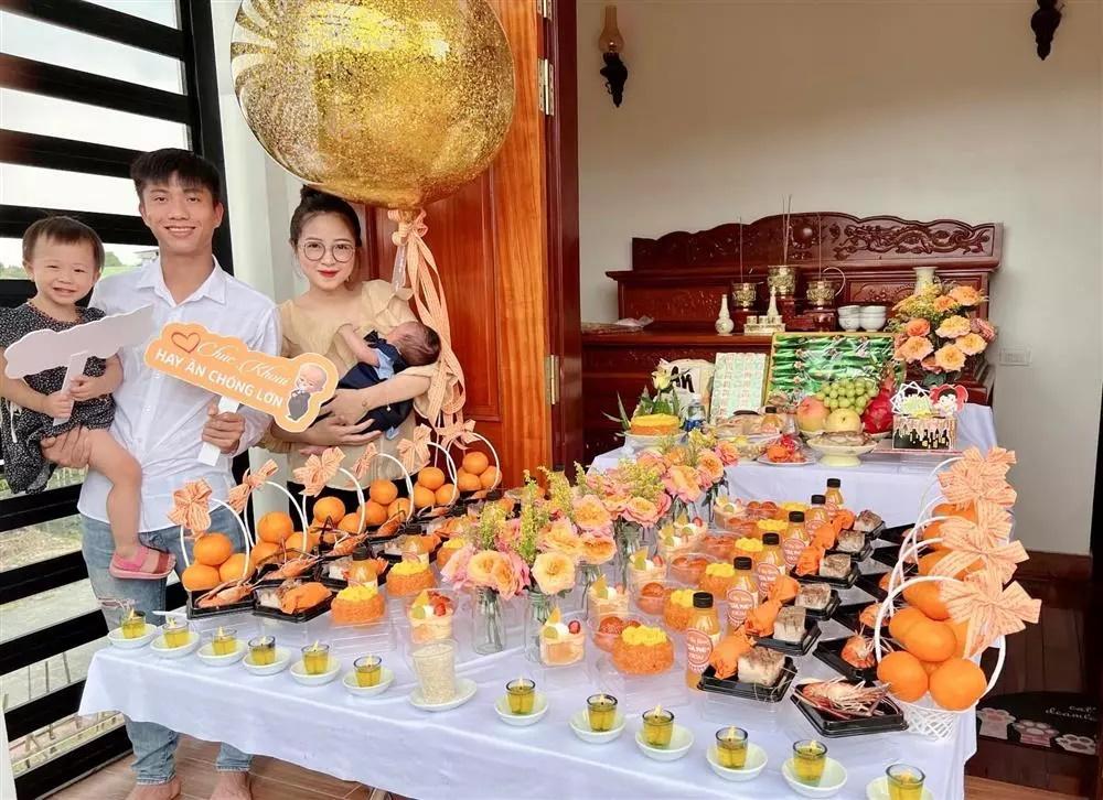 Biểu cảm cưng xỉu con trai hơn 1 tháng tuổi của Phan Văn Đức-5