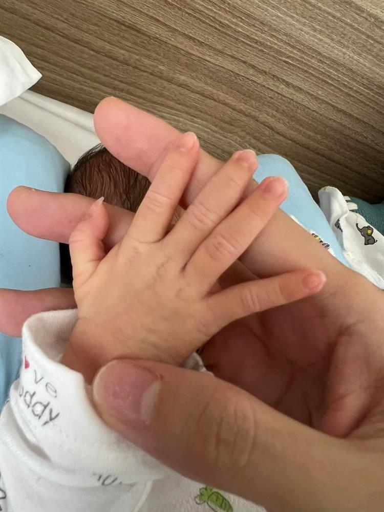 Lều Phương Anh nhá ảnh đầu tiên về con thứ 3 sơ sinh-1