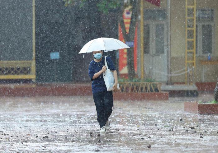 Mưa dông ở cả 3 miền, nhiều nơi mưa to nhiều ngày-1