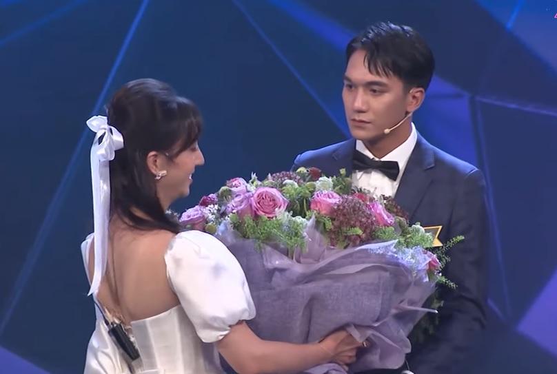 Đức Phúc sốc nặng khi được nam chính Người Ấy Là Ai trao hoa-3