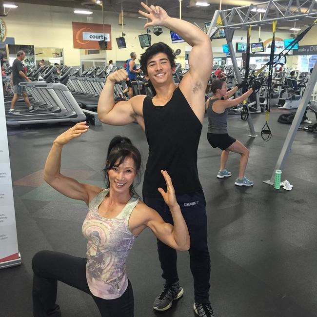 Cựu phóng viên CNN và dàn mỹ nhân 18+ đóng phim Thành Long-23