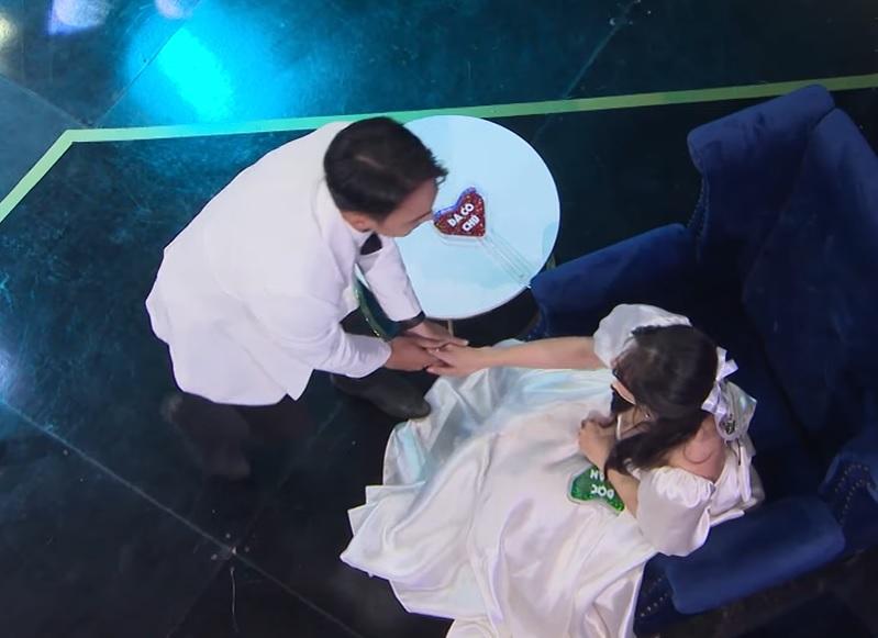 Đức Phúc sốc nặng khi được nam chính Người Ấy Là Ai trao hoa-4