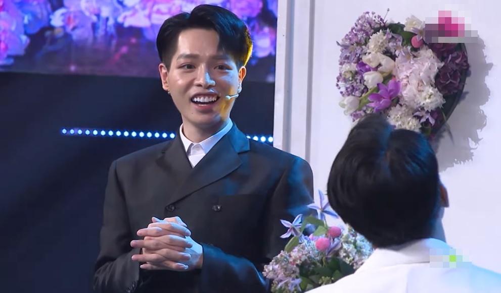 Đức Phúc sốc nặng khi được nam chính Người Ấy Là Ai trao hoa-7