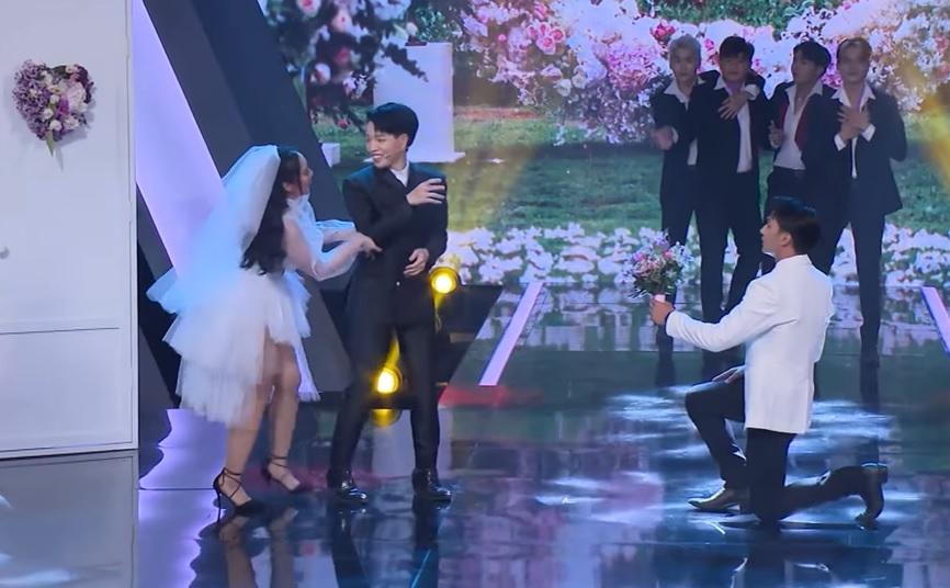 Đức Phúc sốc nặng khi được nam chính Người Ấy Là Ai trao hoa-10