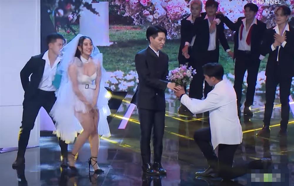 Đức Phúc sốc nặng khi được nam chính Người Ấy Là Ai trao hoa-11