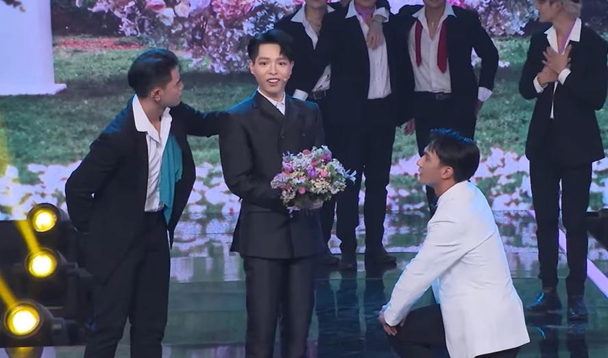 Đức Phúc sốc nặng khi được nam chính Người Ấy Là Ai trao hoa-12