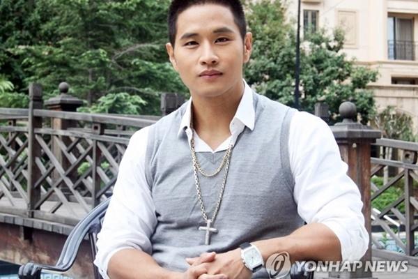 Nam ca sĩ bị cấm trở lại Hàn Quốc-1