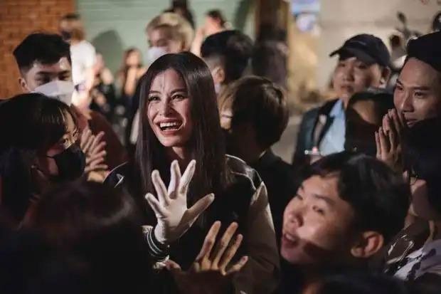 After the noise, Dong Nhi met fans in Hanoi: How crowded is it today?-8