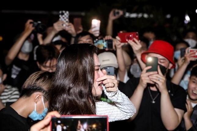 After the noise, Dong Nhi met fans in Hanoi: How crowded is it today?-14