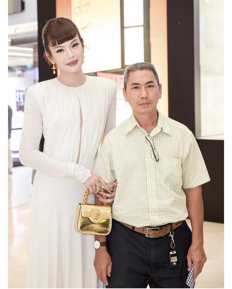 Đào Bá Lộc mặc váy ngắn cũn hóa quý cô sang chảnh đi sự kiện-5