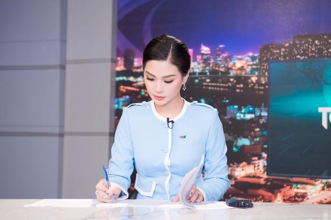 Ở vai trò một MC, Diễm Trang có sự đầu tư kỹ càng về trang phục dẫn sóng.