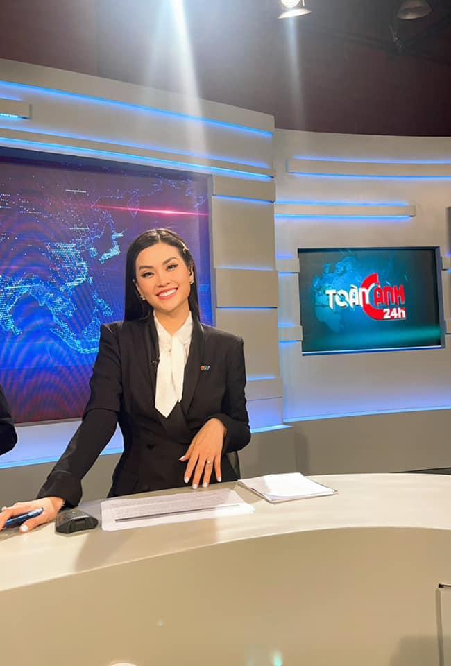 Cô được khen ngợi về thời trang dẫn sóng thanh lịch, trẻ trung nhờ chọn phom dáng và màu sắc.