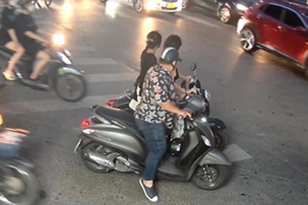 The girl was molested by the world class in the middle of Hanoi