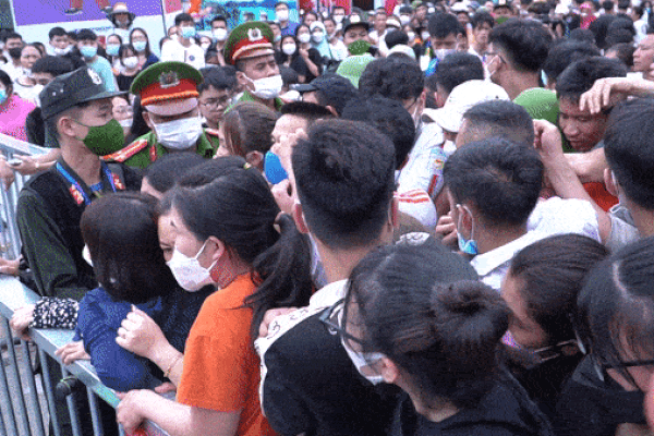 Hàng nghìn CĐV kéo về sân Cẩm Phả cổ vũ ĐT nữ Việt Nam-9