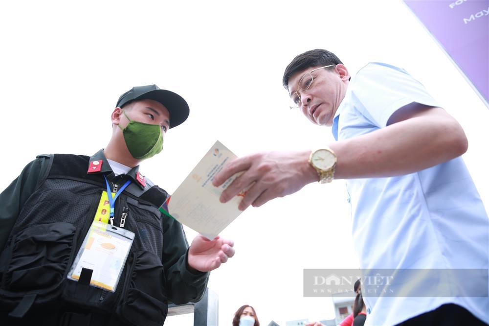 Thousands of fans flocked to Cam Pha Stadium to cheer on the Vietnamese women's team-1