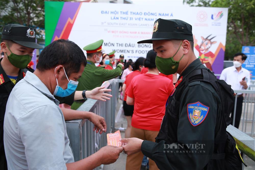 Hàng nghìn CĐV kéo về sân Cẩm Phả cổ vũ ĐT nữ Việt Nam-2