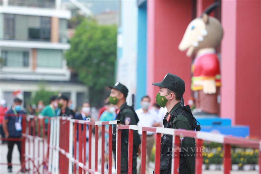 Hàng nghìn CĐV kéo về sân Cẩm Phả cổ vũ ĐT nữ Việt Nam-3