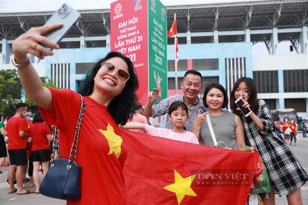Thousands of fans flocked to Cam Pha Stadium to cheer on the Vietnamese women's team-4