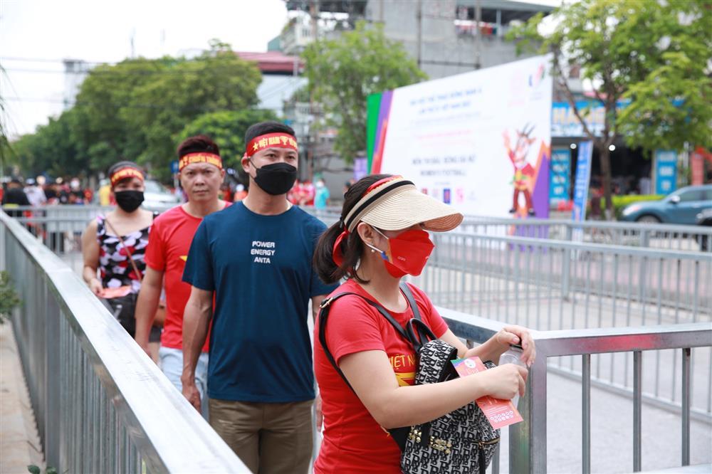 Thousands of fans flocked to Cam Pha Stadium to cheer on the Vietnam women's team-6