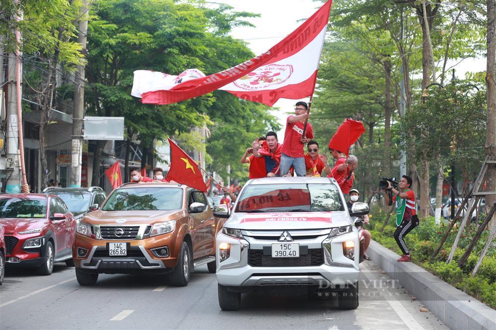 Hàng nghìn CĐV kéo về sân Cẩm Phả cổ vũ ĐT nữ Việt Nam-7