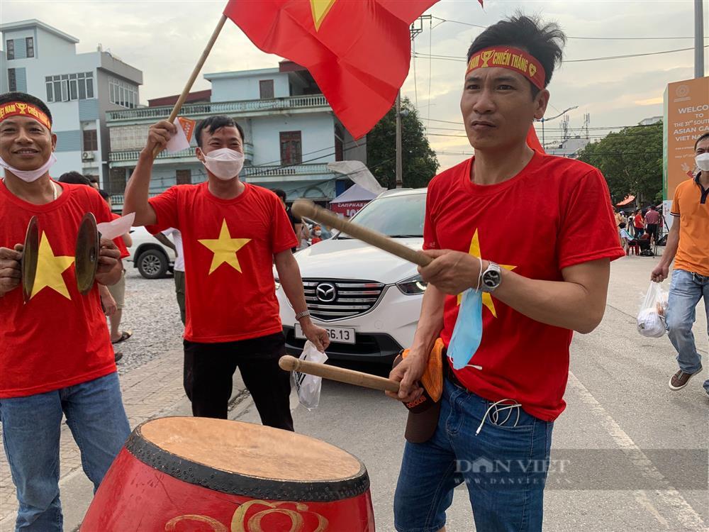 Hàng nghìn CĐV kéo về sân Cẩm Phả cổ vũ ĐT nữ Việt Nam-8
