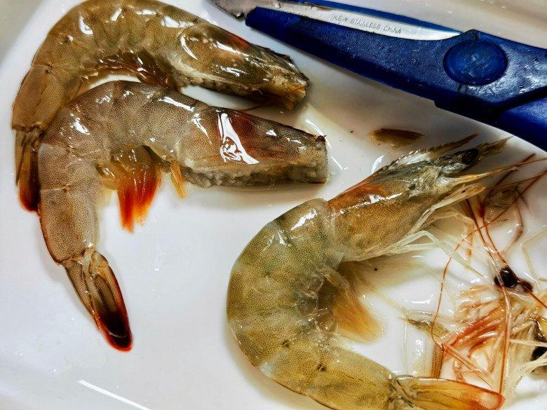 Rang tôm, cho thêm thứ này vừa lên màu đỏ đẹp lại hết mùi tanh-2