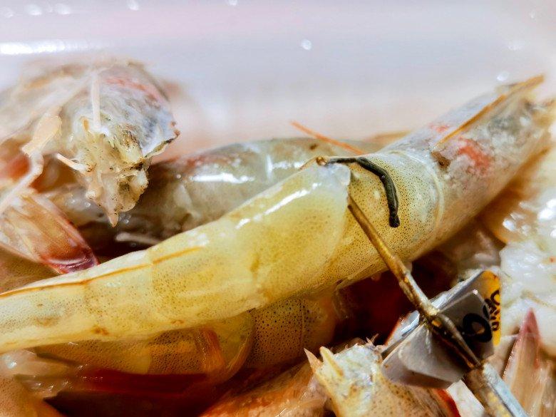 Rang tôm, cho thêm thứ này vừa lên màu đỏ đẹp lại hết mùi tanh-3