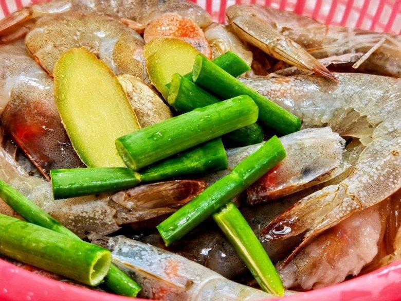 Rang tôm, cho thêm thứ này vừa lên màu đỏ đẹp lại hết mùi tanh-4