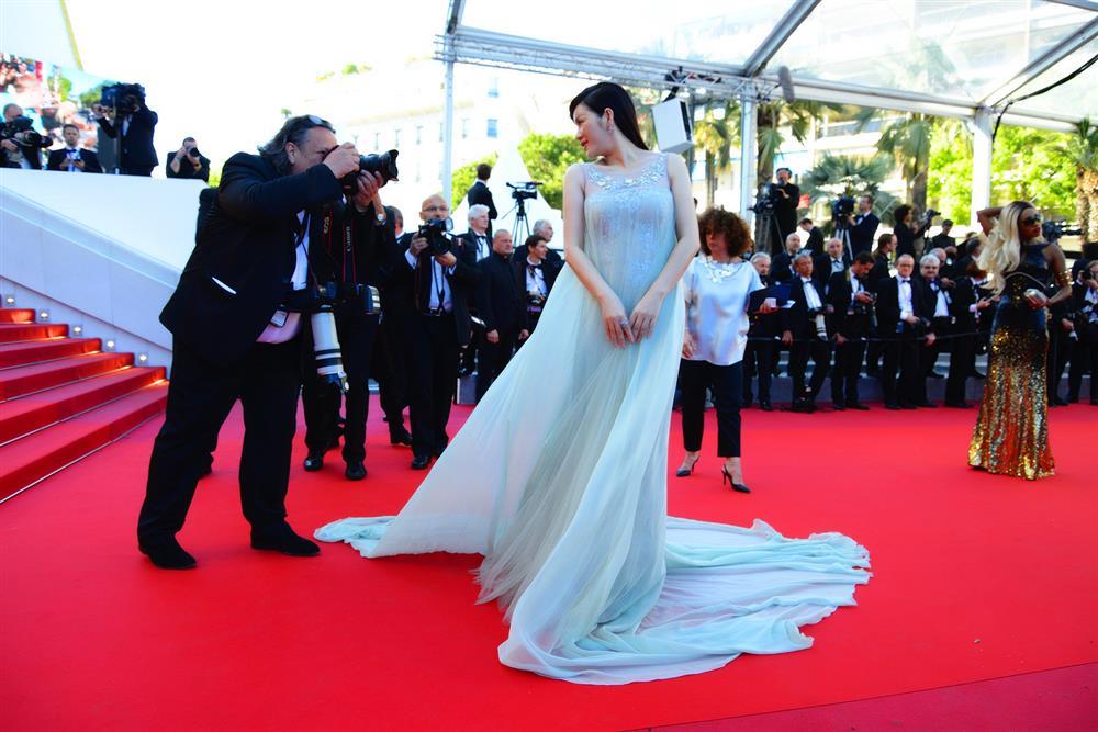 Màn chào sân Cannes 2022 liệu có phải bước lùi của Lý Nhã Kỳ?-9