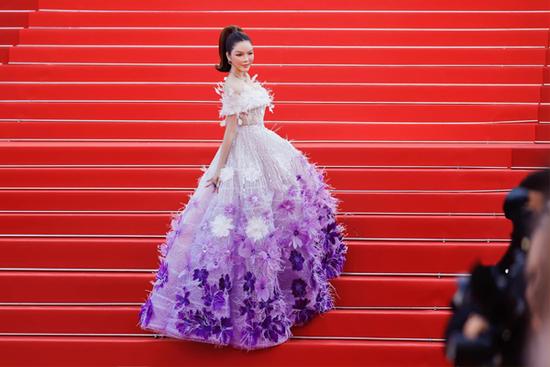 Màn chào sân Cannes 2022 liệu có phải bước lùi của Lý Nhã Kỳ?