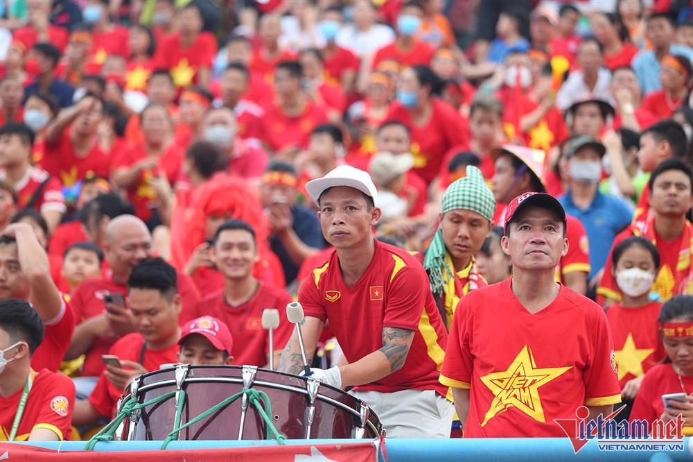 Cam Pha Stadium is covered in red with the stands to fire up the Vietnamese women's team-1