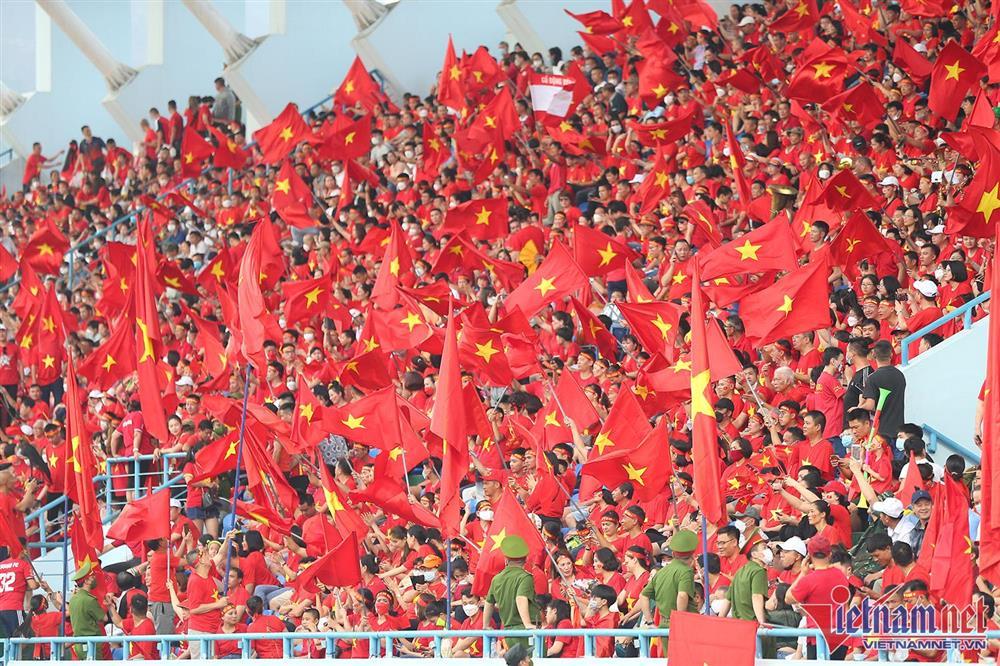 Cam Pha Stadium is covered in red with the stands to fire up the Vietnamese women's team-10