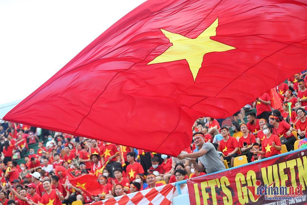 Cam Pha Stadium covered in red to keep the Vietnamese women's team on fire-2