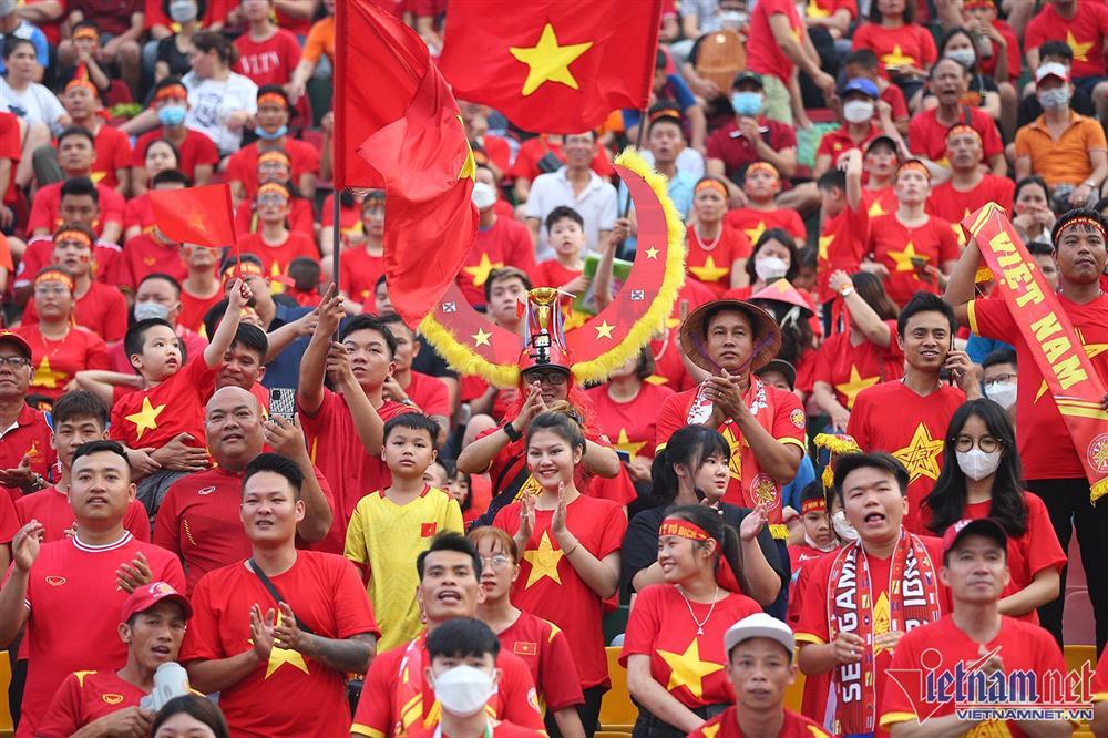 Cam Pha Stadium is covered in red with the stands to fire up the Vietnamese women's team-3