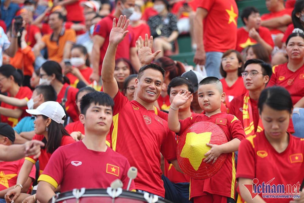 Cam Pha Stadium is covered with red in the stands to fire up the Vietnamese women's team-4