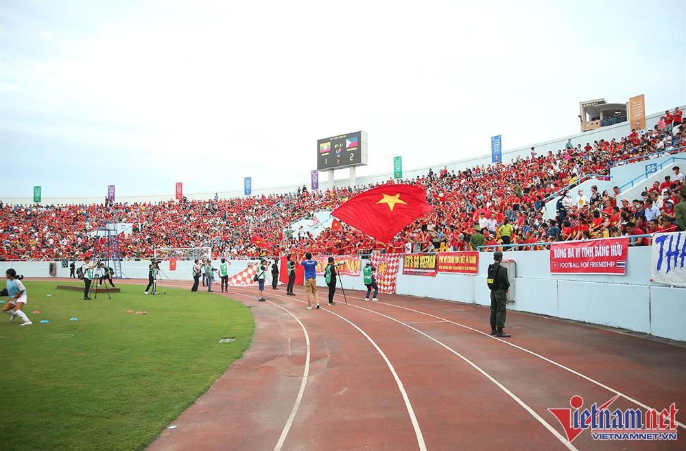 Cam Pha Stadium is covered in red with the stands to fire up the Vietnamese women's team-5