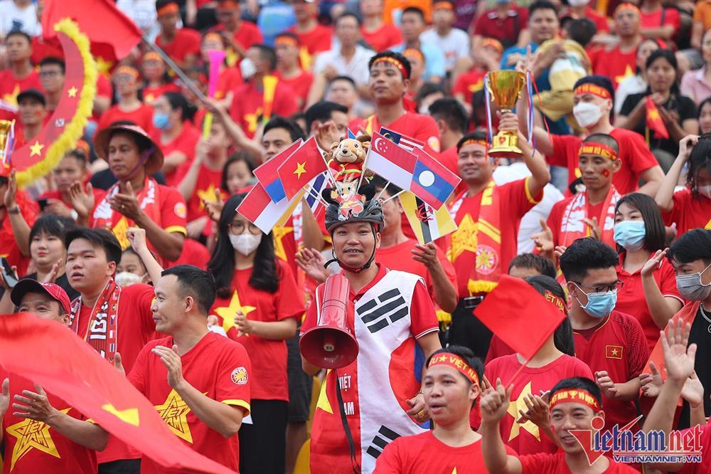 Cam Pha Stadium is covered in red with the stands to fire up the Vietnamese women's team-6